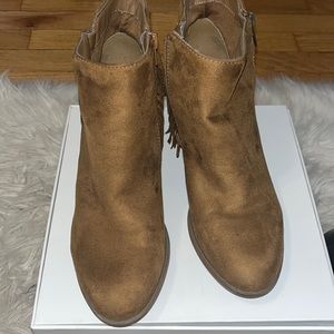 Indigo Rd. fringe Brown/cognac colored booties